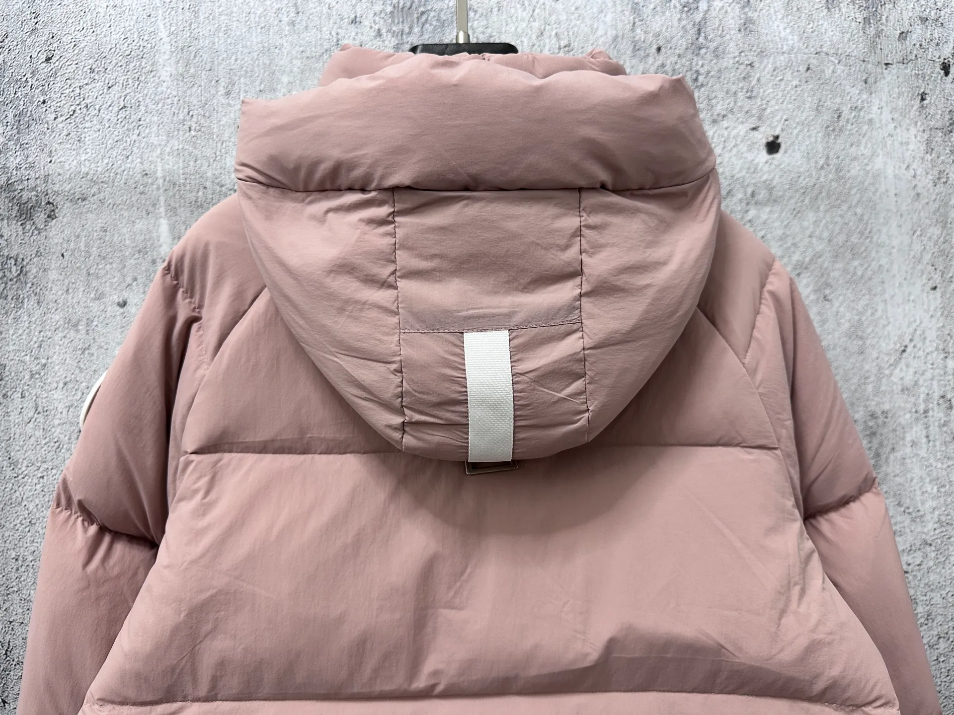 P740 【𝗖𝗔𝗡𝗔𝗗𝗔 𝗚𝗢𝗢𝗦𝗘】Capsule Series Macaron White Label Fabric: Made of soft EnduraLuxe fabric imported from DuPont, CORDURA, USA, which enhances the durability of easy-to-wear parts, is lightweight and durable; the liner is made of 400T anti-velvet gallbladder, which is comfortable, soft and non-velvet. : Equipped with a detachable hood, which can be adjusted in two directions, and is also filled with down, which brings greater softness and wrapping around the head and neck, and is full of warmth. This parka features white trim on the back and sides, and the hardware locks are all original and custom-made to match the muted fabric color. Goose label: The official website’s new series of silicone material labels, non-embroidery labels. Length: Fit hip-length. Size: XS-L